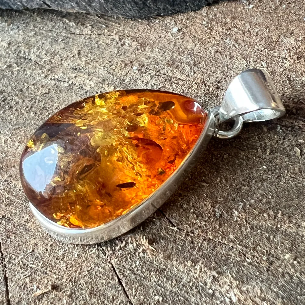 Сребърен медальон с кехлибар Amber9