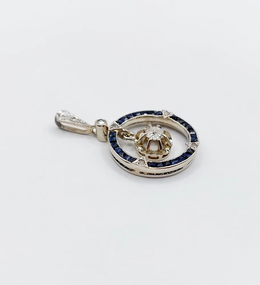 Висулка „Целевина“ Art Deco бяло злато, диаманти, калибрирани сапфири (около 1920 г.)