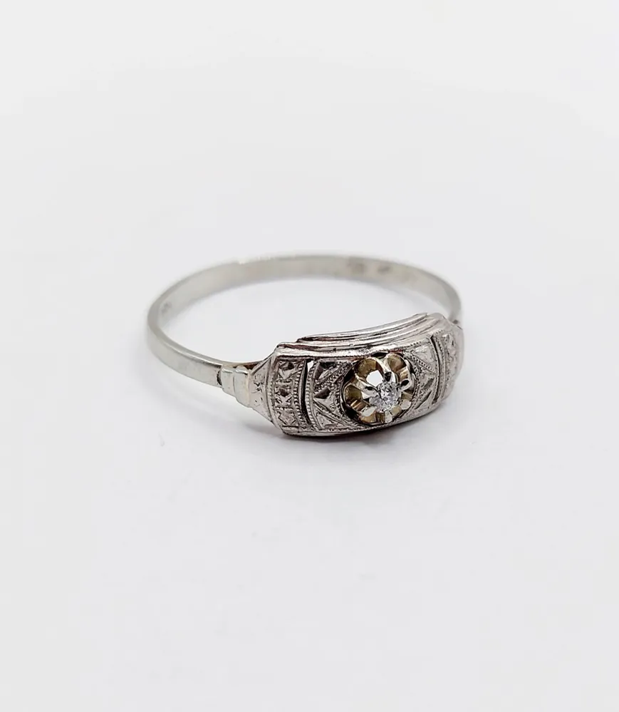 Пръстен Art Deco бяло злато, диамант и геометрична основа (около 1920 г.)