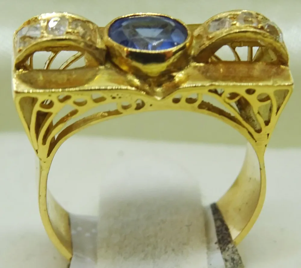 Златен пръстен Art Deco с овален сапфир и диаманти