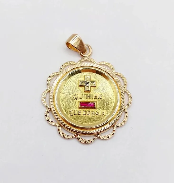 РЯДКИ медальон за любов AUGIS 26 mm 18k розово злато, украсено с рубини: „+ от вчера – от утре“ (около 1970 г.)