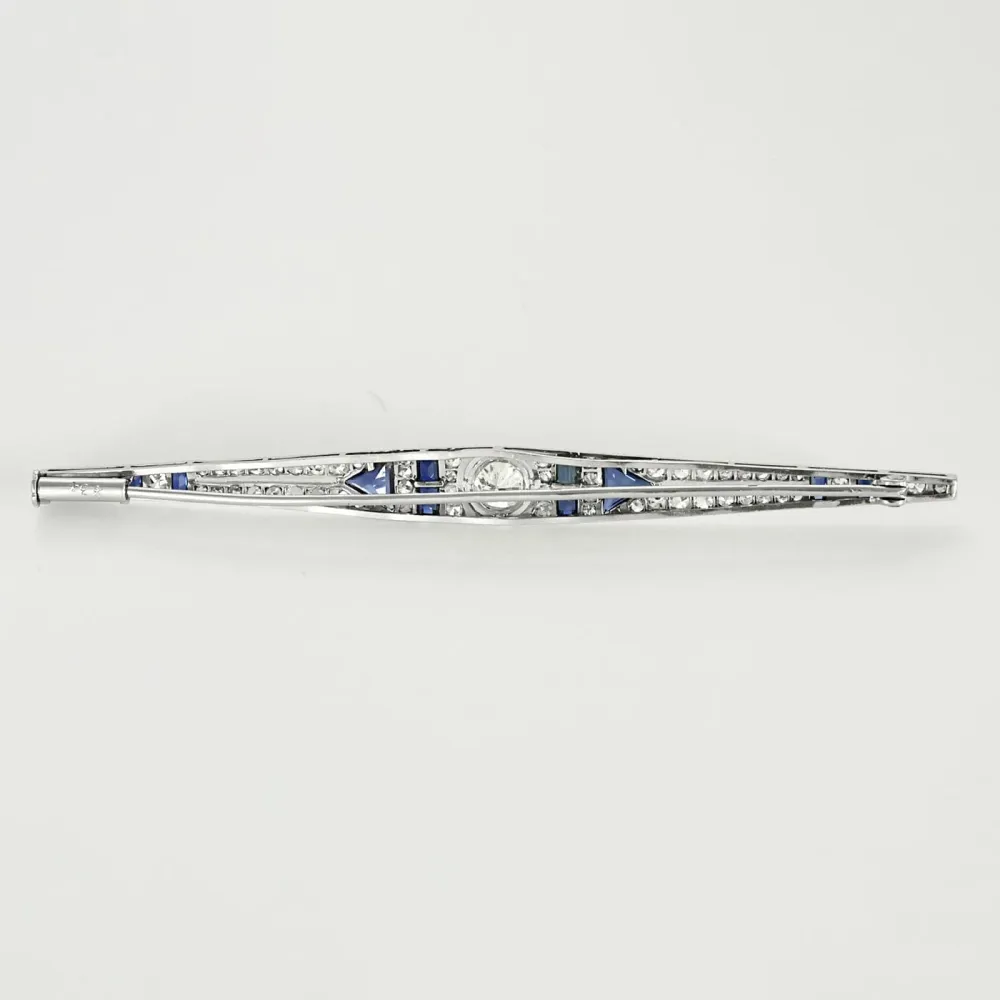 Брошка Barretta Art Deco от Платина, сиво злато, диаманти и калибровани сапфири.