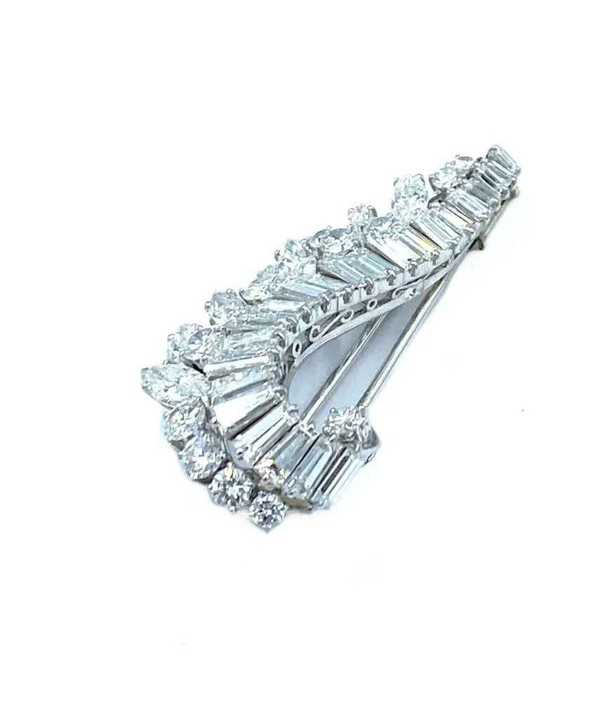 Boucheron. 9ct диамантена брошка
