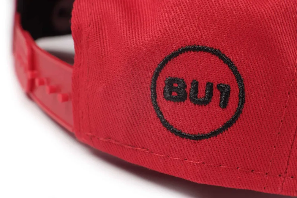 Шапка с козирка BU1 Red