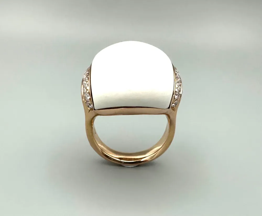 CHIMENTO. Пръстен от розово злато, бял ахат и диаманти