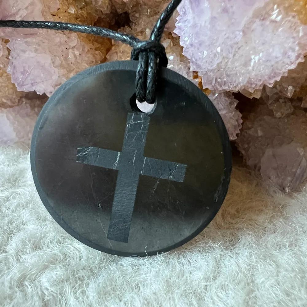 Висулка шунгит Cross с връв