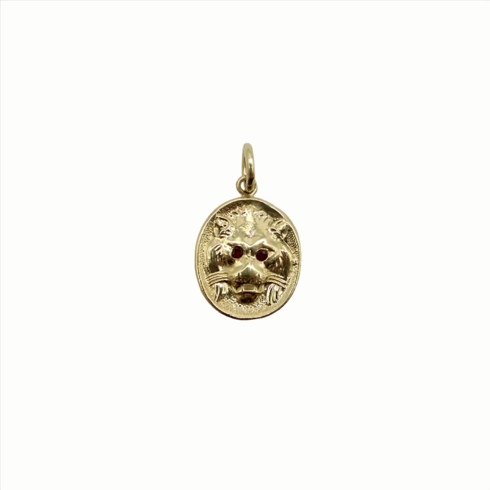 Cute-As--Button - Висулка с лъвска глава от 14K злато и рубини