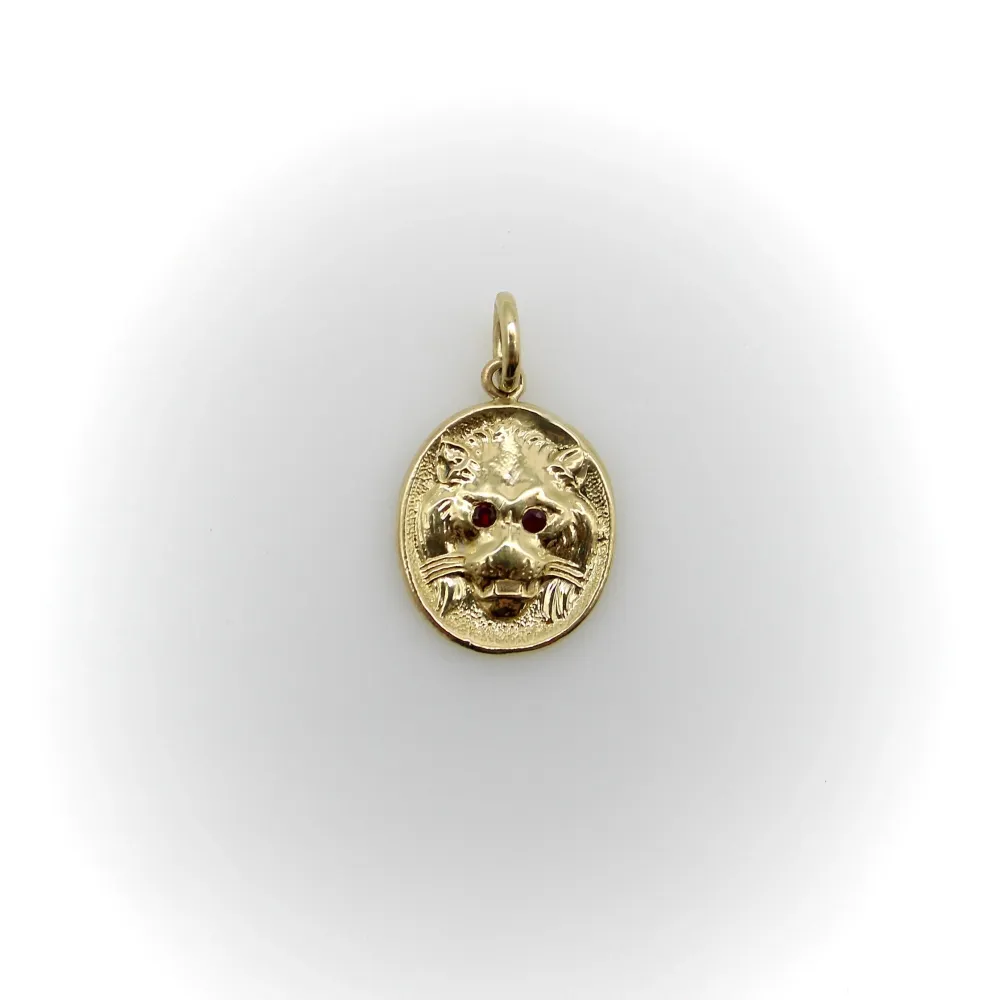 Cute-As--Button - Висулка с лъвска глава от 14K злато и рубини