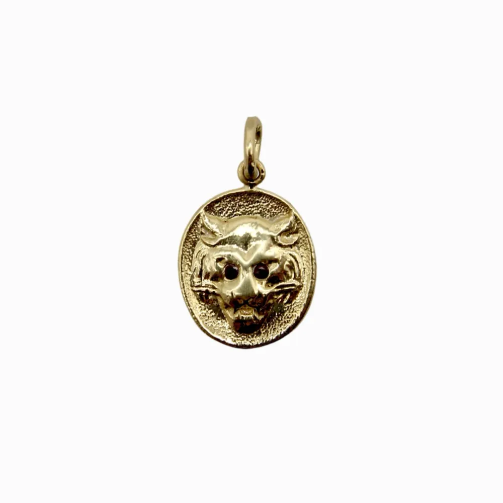 Cute-As--Button - Висулка или талисман с глава на лъвица от 14K злато и рубини