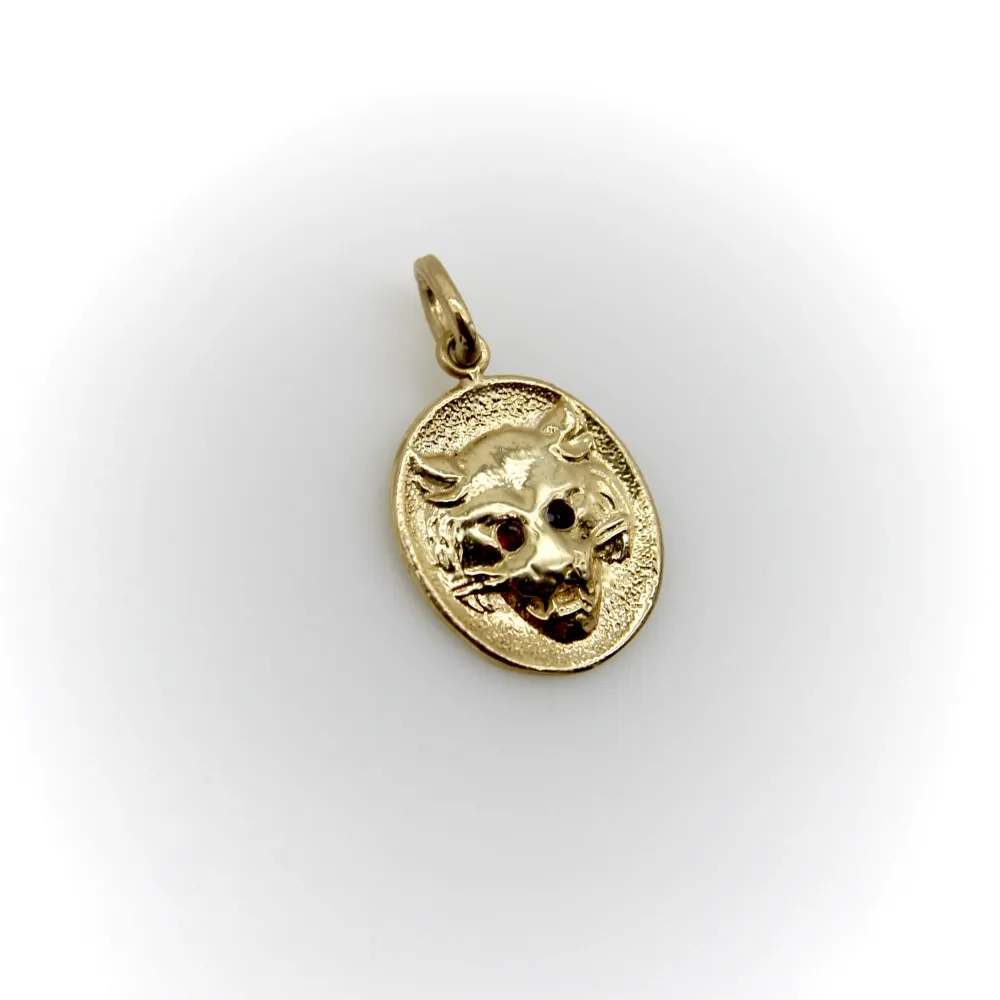 Cute-As--Button - Висулка или талисман с глава на лъвица от 14K злато и рубини
