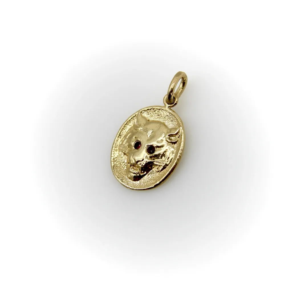 Cute-As--Button - Висулка или талисман с глава на лъвица от 14K злато и рубини