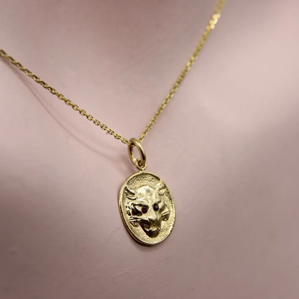 Cute-As--Button - Висулка или талисман с глава на лъвица от 14K злато и рубини
