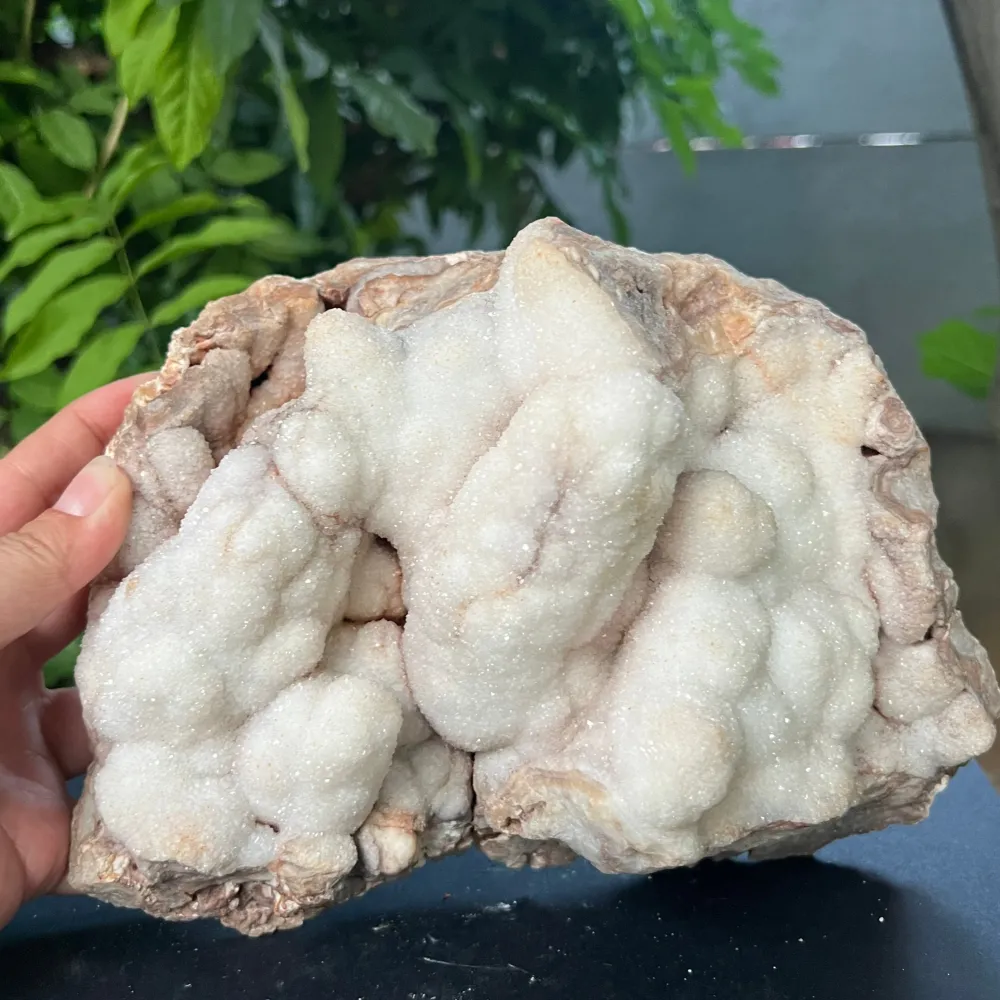 Кварц ботриоиден с druzy повърхност – естествена скулптура в перлено бяло - модел 1