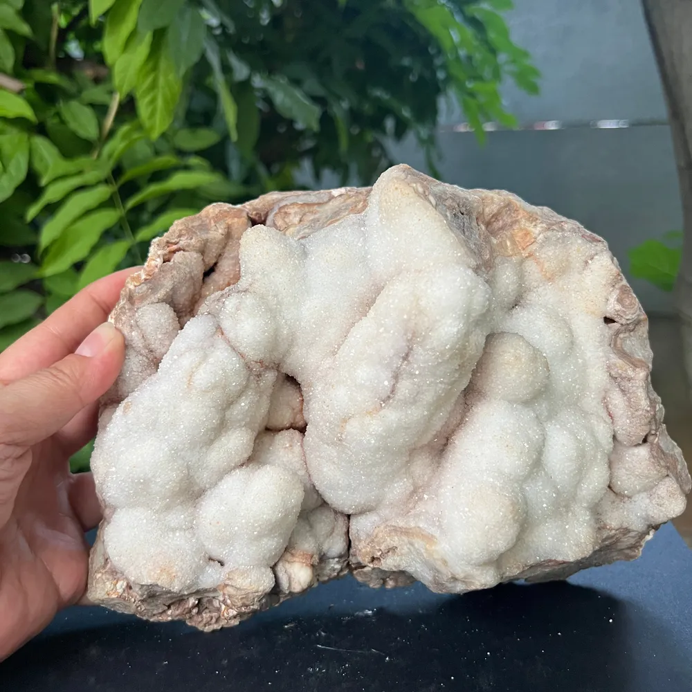 Кварц ботриоиден с druzy повърхност – естествена скулптура в перлено бяло - модел 1