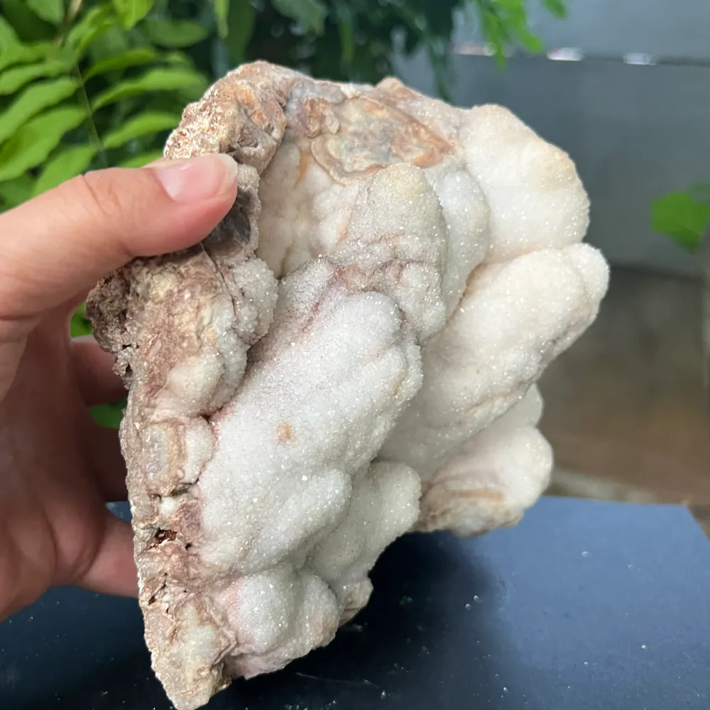 Кварц ботриоиден с druzy повърхност – естествена скулптура в перлено бяло - модел 1