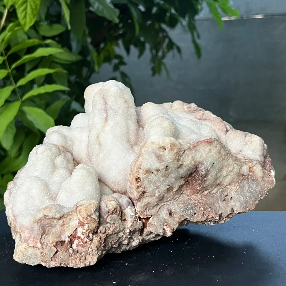 Кварц ботриоиден с druzy повърхност – естествена скулптура в перлено бяло - модел 1