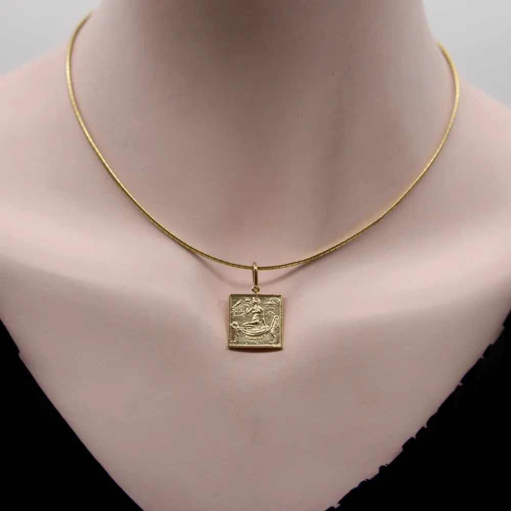 Квадратен медальон-слитък в стил Egyptian Revival от 14K злато