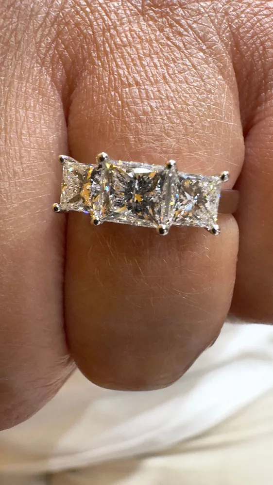 GIA сертифициран трилогичен диамантен пръстен от бяло злато