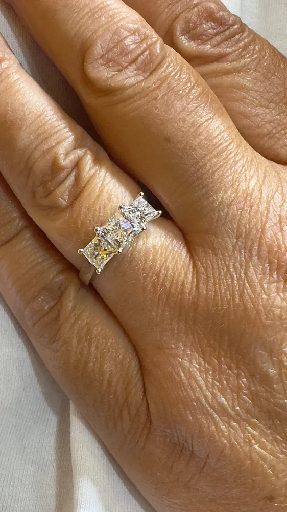 GIA сертифициран трилогичен диамантен пръстен от бяло злато