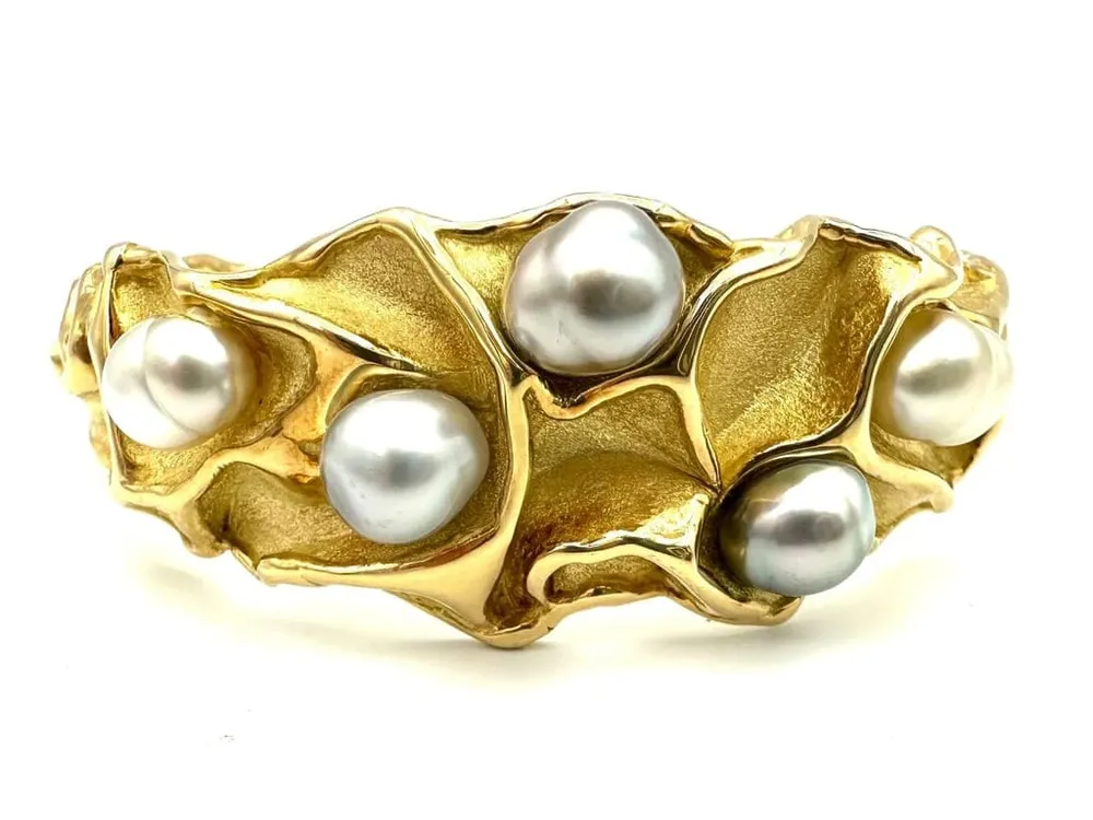 GILBERT ALBERT. Гривна от 18K жълто злато и перли