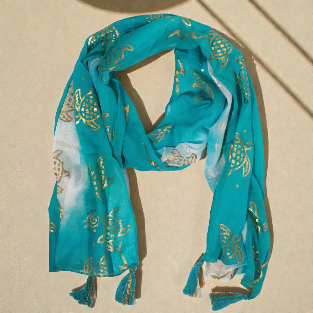 Шал Nomad Sari с лятна щампа на костенурка – тюркоазен (180×50 см)