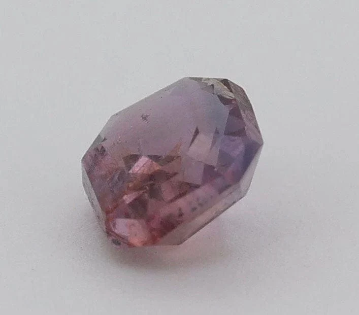 Сапфир Padparadscha 0,87cts ненагряван необработен CGL сертификат