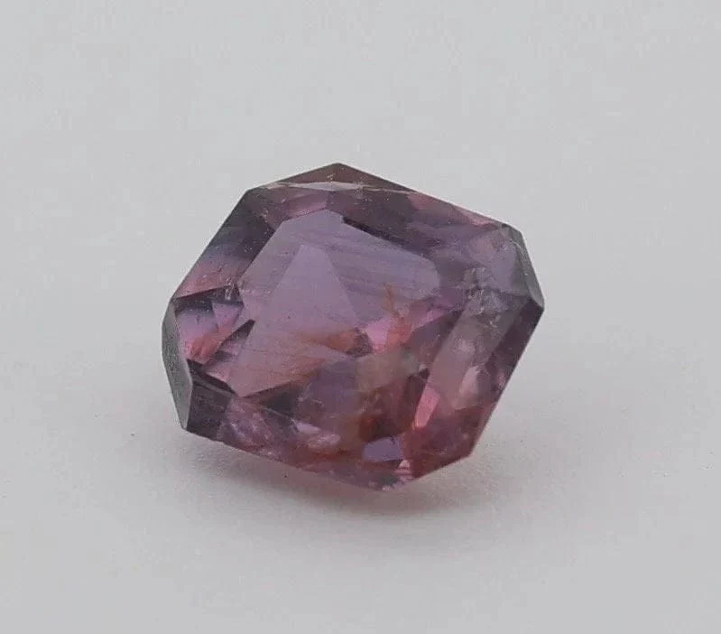 Сапфир Padparadscha 0,87cts ненагряван необработен CGL сертификат