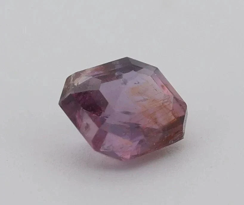 Сапфир Padparadscha 0,87cts ненагряван необработен CGL сертификат