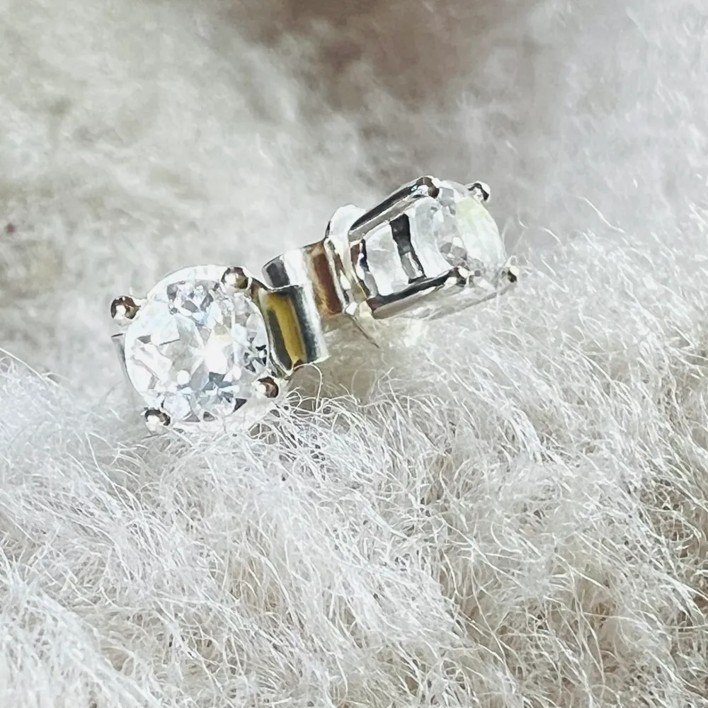 Обeци тип „stud“ с кварц 4 мм