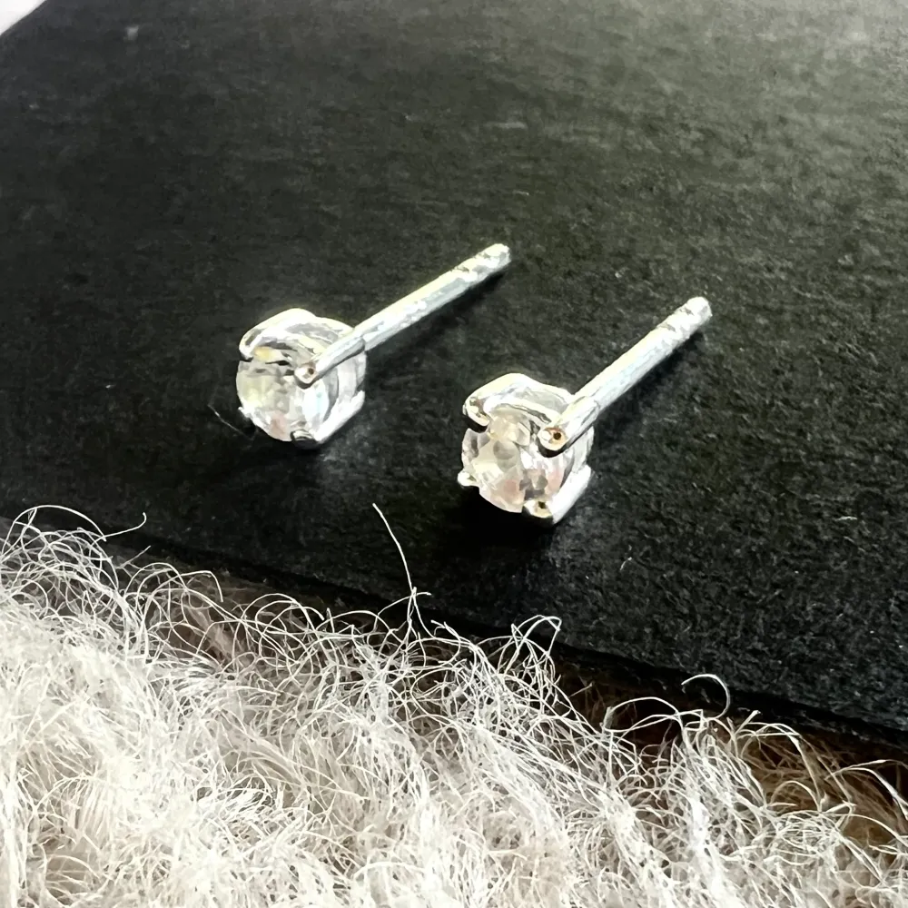 Обeци тип „stud“ с кварц 3 мм
