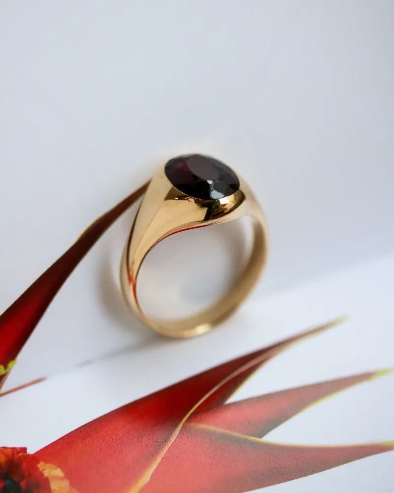 Печатен пръстен vintage - Пръстен от жълто злато 750/1000 и гранат