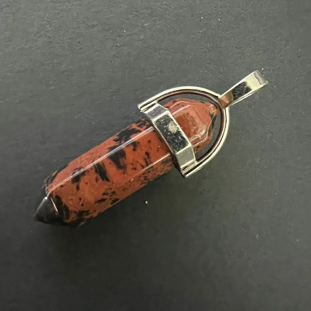 Висулка Vogel с червен унакит с двоен връх