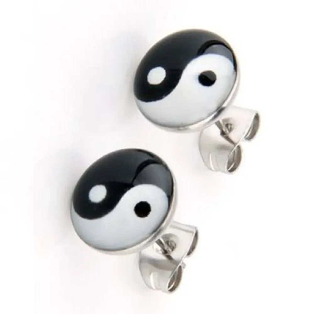 Обeци с винт Yin Yang в черно и бяло