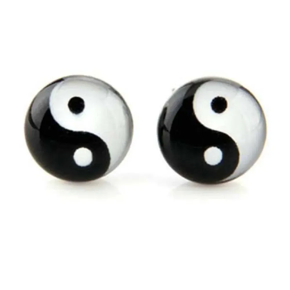 Обeци с винт Yin Yang в черно и бяло
